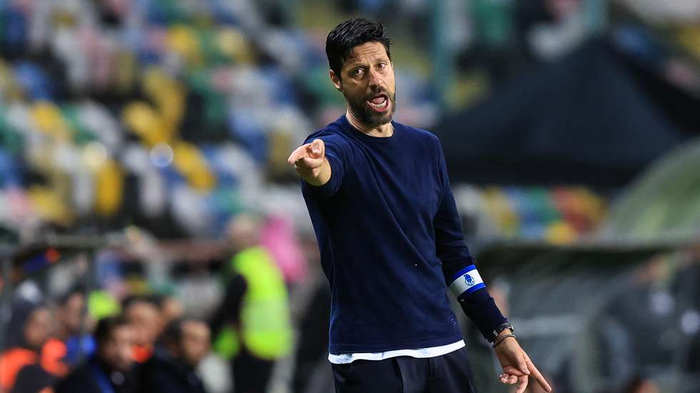O treinador fez várias alterações ao onze e deixou Samu, Pepê e Alan Varela no banco
