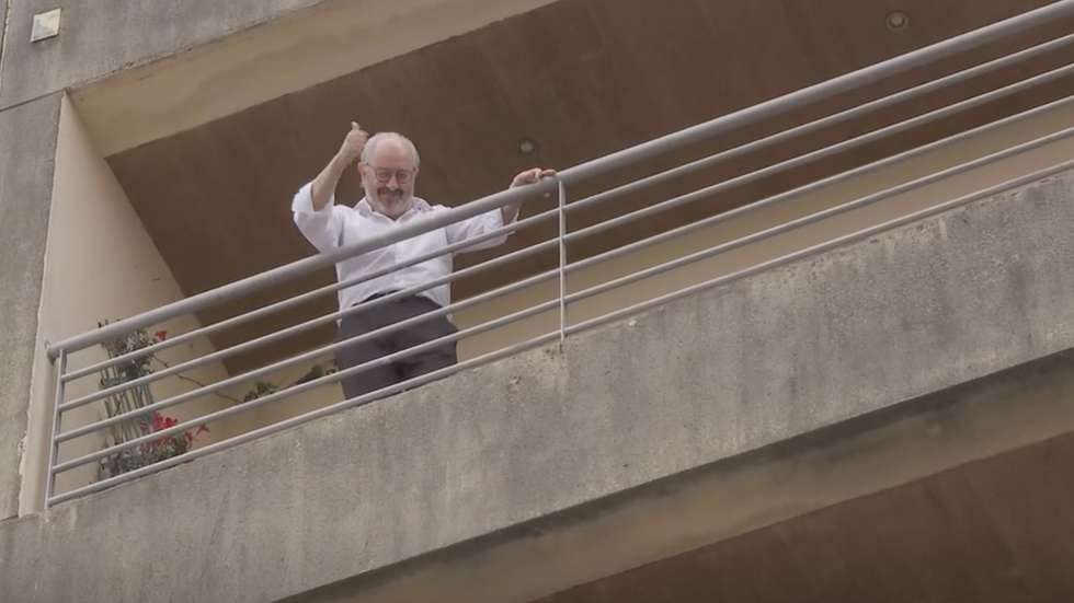 Em imagens transmitidas pela SIC, a CNN e RTP, Rui Rio estava aparentemente bem disposto e a acenar aos jornalistas, na varanda do quarto andar do seu apartamento na Boavista