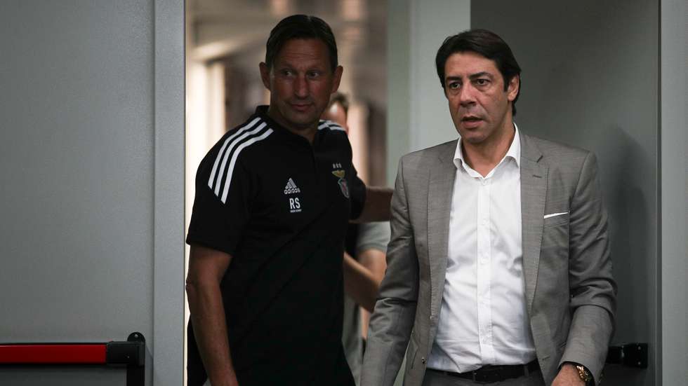 Rui Costa, presidente do Benfica, e Lourenço Pereira Coelho, administrador da SAD encarnada, assistiram à primeira conferência de Schmidt na primeira fila da sala de imprensa da Luz