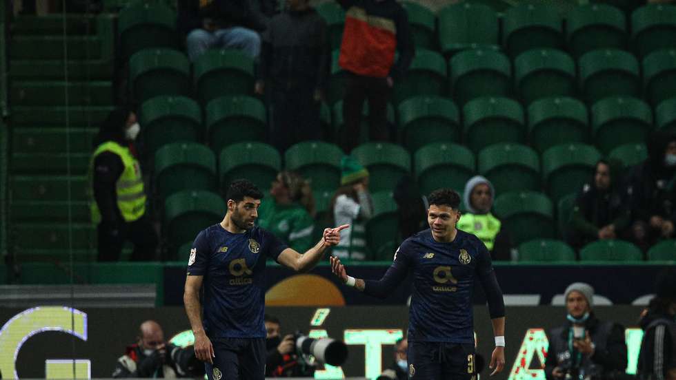 Festejo do golo de Mehdi Taremi com Evanilson durante o jogo entre o Sporting Clube de Portugal e o Futebol Clube do Porto no estádio de Alvalade, a contar para a 1ª mão das meias-finais da Taça de Portugal 2021/22. Lisboa, 02 de Março de 2022 FILIPE AMORIM/OBSERVADOR