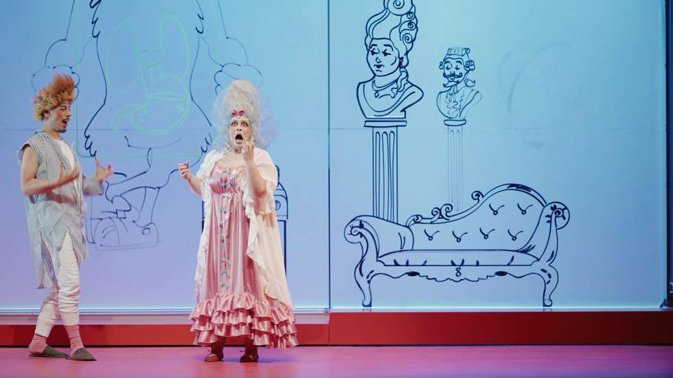 Passa-se tudo num arco de 24 horas, portanto numa lógica aristotélica. E tudo fica bem no fim. É uma comédia de enganos. A sua própria estrutura assemelha-se à de uma ópera. Mas está cheia de sonoridades diferentes e tópicos que são, se calhar, um pouco mais do nosso tempo”, diz Martim Sousa Tavares, um dos autores