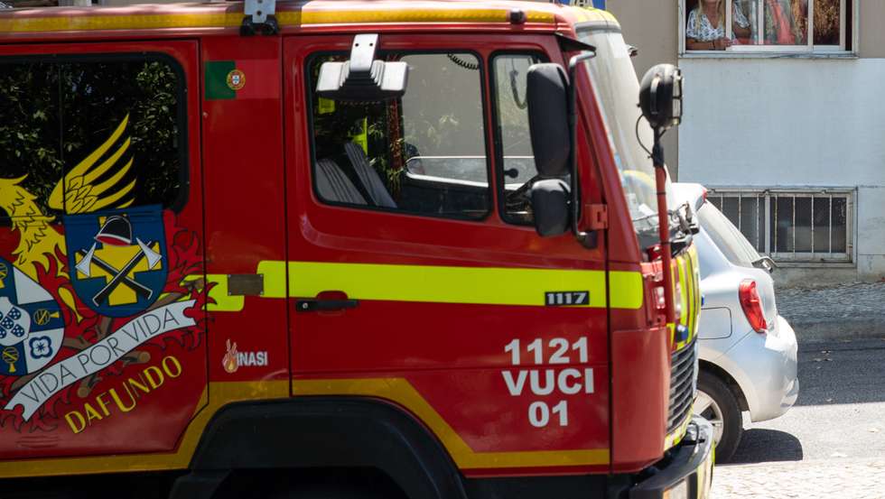 No local estiveram 14 operacionais e cinco veículos dos bombeiros