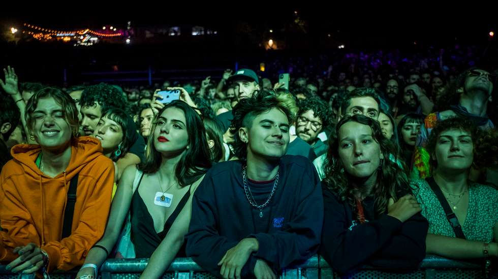 Há cerca de 50 bandas e artistas convocados, como a banda pós-punk londrina Dry Cleaning, a cantora inglesa Jessie Ware e a cantora e guitarrista norte-americana Lindsey Jordan