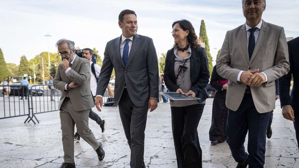O primeiro-ministro, Luís Montenegro, e a ministra da Cultura, Dalila Rodrigues, à chegada aos Jerónimos esta quarta-feira para a cerimónia oficial de apresentação do programa de celebração do quinto centenário de Camões. "É desnecessário explicar a razão destas comemorações”, disse Montenegro