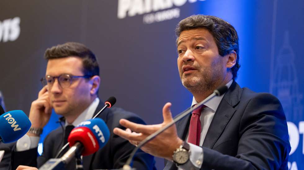 Diz desconhecer se o Governo "está a enterrar a cabeça na areia ou não" relativamente à subida da taxa de inflação, mas que "preparou-se mal", estando nesta altura a "lidar mal com a situação"