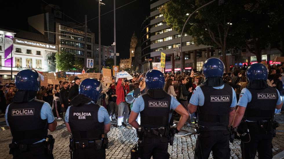 Depois de uma noite com relatos de violência policial, os manifestantes pela habitação voltaram a reunir-se na Praça D. João I