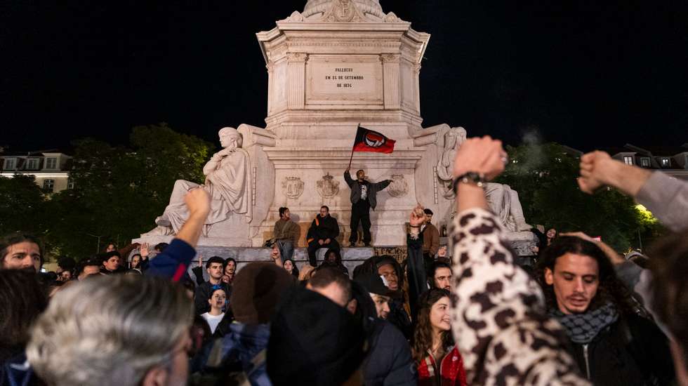 O poder central "não dá ao direito à habitação o relevo que deveria dar" e não fiscaliza o trabalho dos municípios, adiantou o constitucionalista Jorge Miranda