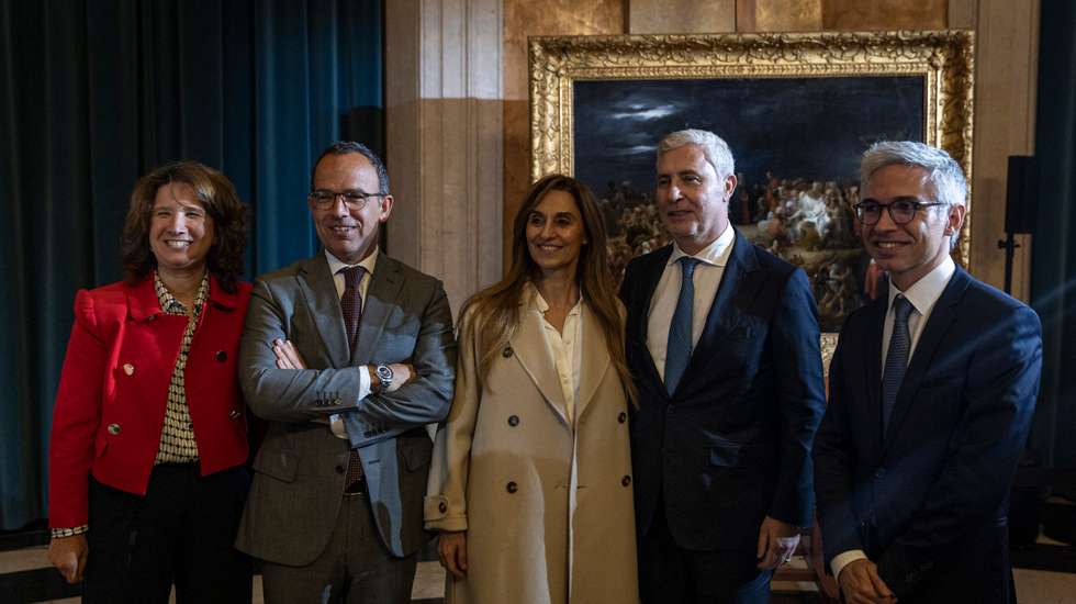 Rita Marques, presidente da Fundação Lello, o ministro da Cultura, Pedro Adão e Silva, Aurora e Avelino Pedro Pinto (sócio maioritário e administrador da Fundação) e Pedro Sobrado, Presidente do Conselho de Administração da Museus e Monumentos de Portugal