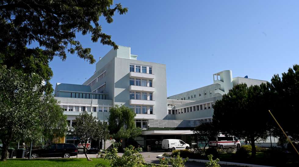 Quanto à eventual contratação de médicos para vagas carenciadas, mediante o pagamento de um valor adicional, o porta-voz do município considerou tratar-se de uma injustiça para os médicos que já têm vínculo contratual