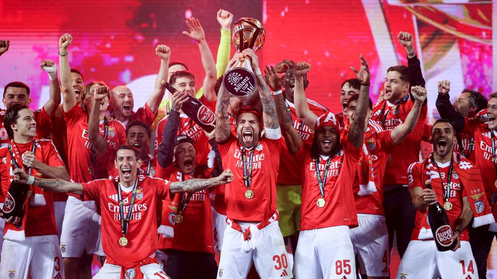 Otamendi levantou a Taça da Liga do Benfica, que teve apenas dois "repetentes" na prova: Di María e Renato Sanches