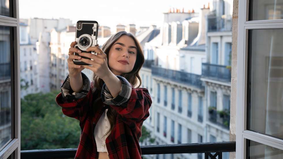 A quarta temporada da série "Emily in Paris" estreou os cinco primeiros episódios no dia 15 de agosto e tem outros cinco guardados para o próximo mês