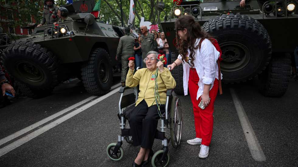 Celeste Caeiro e a neta, Carolina, na Avenida da Liberdade, nas celebrações dos 50 anos da Revolução de Abril