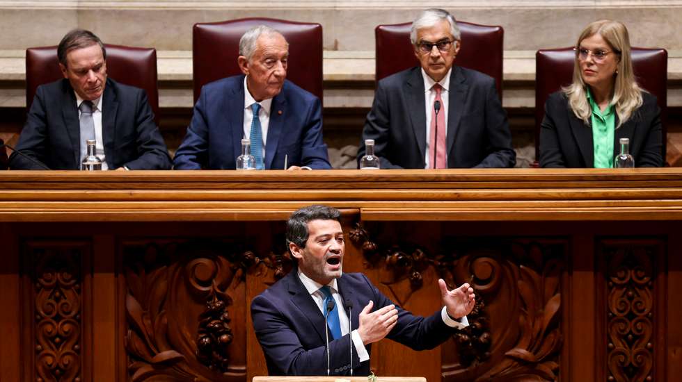 André Ventura a discursar no Parlamento na cerimónia do 25 de Novembro