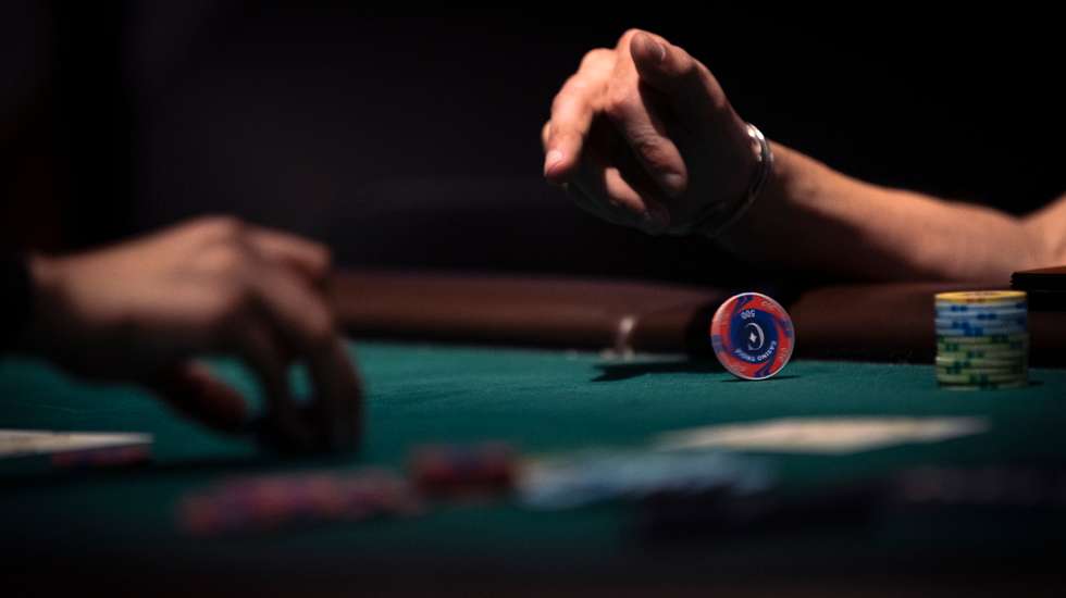 De acordo com a ASAE, foram também apreendidas quatro máquinas de jogo de fortuna ou azar, concebidas para se assemelharem esteticamente às utilizadas em casinos legalmente constituídos, 305 euros em dinheiro, bem como diversa documentação indiciária e probatória da prática organizada dos ilícitos em investigação
