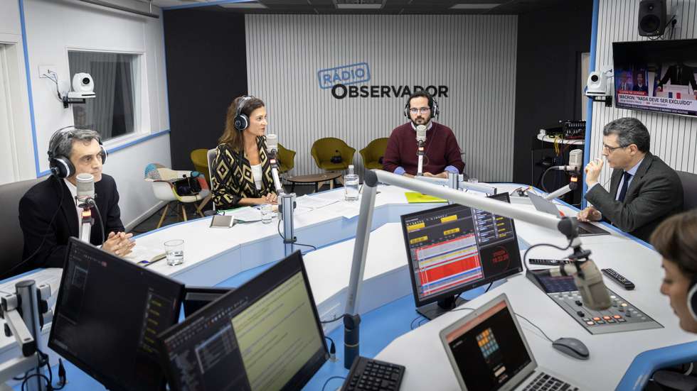(da esquerda para a direita) André Abrantes do Amaral (IL), Isabel Moreira (PS) e Paulo Muacho (Livre) e Cristina Rodrigues (Chega), que esteve à distância, debateram a reforma da Justiça no primeiro debate do "Justiça Cega" sobre as propostas eleitorais dos partidos com assento parlamentar / TOMÁS SILVA/OBSERVADOR