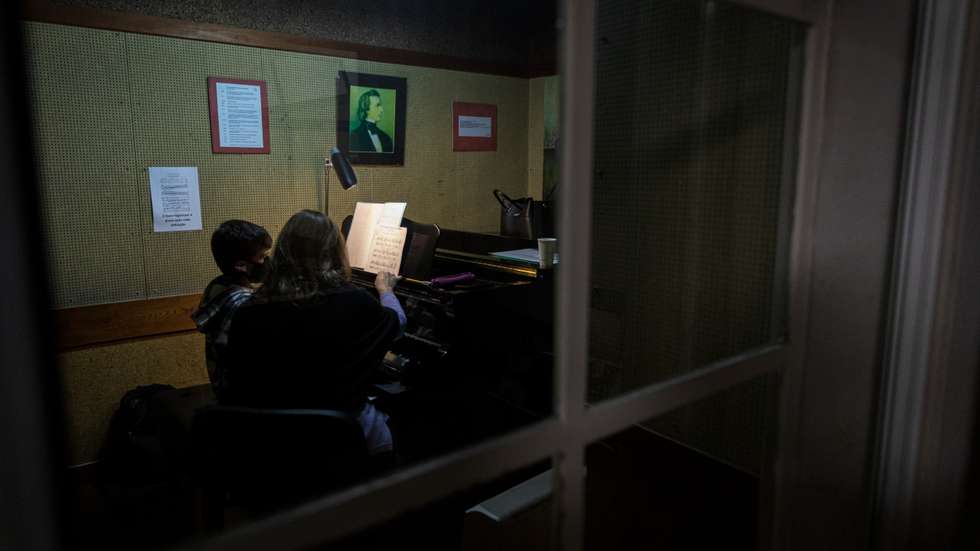 Reportagem na Academia de Amadores de Música, na Rua Nova da Trindade, onde se encontram sediados há bastantes anos. Neste momento, receberam a informaçõa que vão ter de abandonar o espaço e procurar uma nova casa. 24 de Fevereiro de 2022 Academia de Amadores de Música, Lisboa FRANCISCO ROMÃO PEREIRA/OBSERVADOR