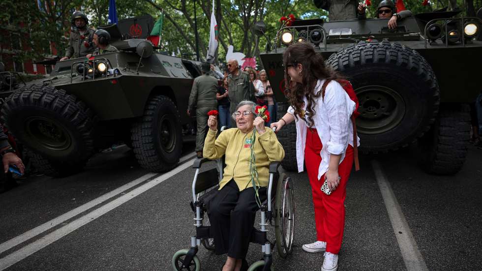Celeste Caeiro "distribuiu todos os cravos pelos militares" e acabou por ficar conhecida como a "Celeste dos cravos" e o 25 de Abril como a "Revolução dos Cravos"