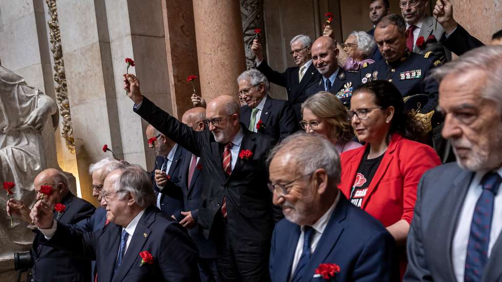 Na parte da tarde, após a sessão solene, pelas 14h30, o presidente da Assembleia da República vai dar as "boas-vindas" aos cidadãos que visitarem o Palácio de São Bento, abrindo-lhe a porta principal da "Casa da Democracia"