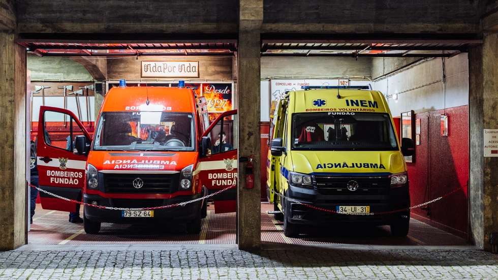 No local estiveram 29 operacionais, auxiliados por 15 veículos de várias corporações de bombeiros, VMER, GNR, PSP, entre outros
