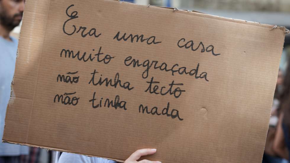 Cartaz empunhado por manifestante na cidade do Porto