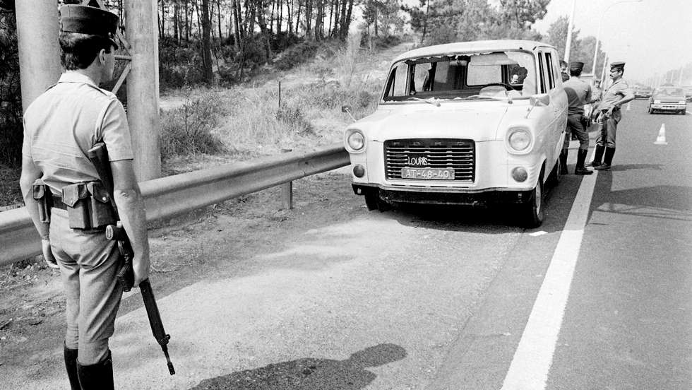 A polícia inspeciona o carro utilizado pelos militantes da FP-25, após a evasão da Cadeia de Lisboa, em Lisboa, em 21 de setembro de 1985. Esses militantes são acusados ​​de atos terroristas. ALFREDO CUNHA / LUSA