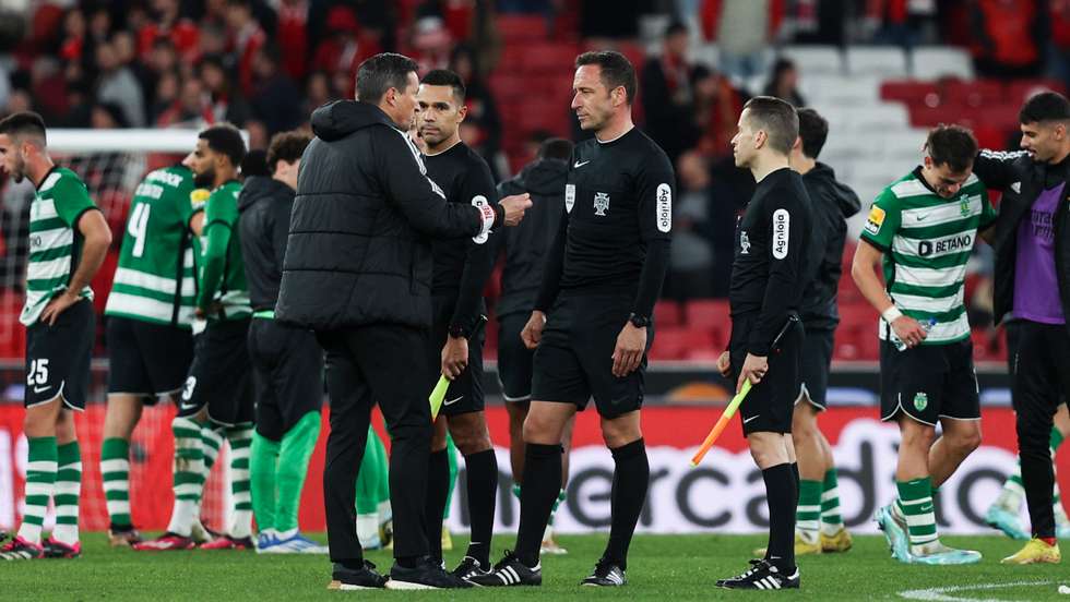 Roger Schmidt criticou decisão de Artur Soares Dias mas explicou no final que falou com árbitro sobre outros aspetos que não a grande penalidade António Silva sobre Paulinho
