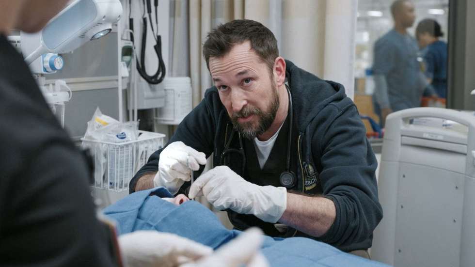 A série protagonizada por Noah Wyle (que também colaborou como guionista em dois dos episódios) sabe fazer um back to basics eficaz nos seus 15 episódios, que representam uma temporada muito longa na era do "oito episódios e já vais com sorte"