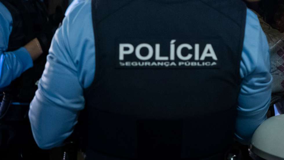 Quando os agentes o tentaram identificar o indivíduo, ele "adotou uma postura hostil e pouco colaborante, tendo proferido ameaças e tentado agredir um dos policias intervenientes"
