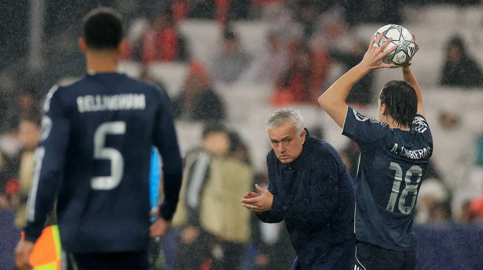 O técnico português recuperou a titularidade de Amar Dedic na direita da defesa