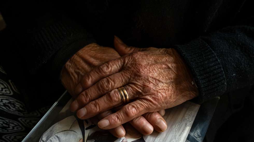 "A maior incidência de necessidades não satisfeitas de aquisição de medicamentos pelos idosos deve-se, em larga medida, à maior privação económica deste grupo etário", avança o documento