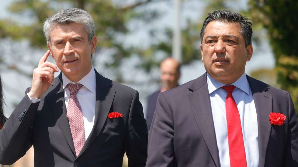 Secretário-geral José Luís Carneiro (à esquerda) esteve presente nas cerimónias do 25 de abril deste ano na Amadora a convite de Vítor Ferreira, presidente da autarquia local (à direita).