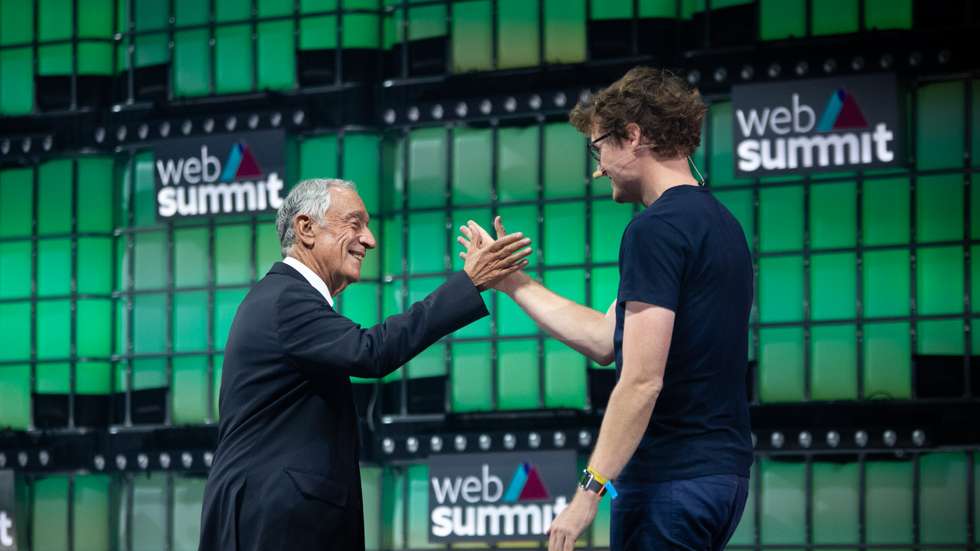 O momento antes de o Presidente da República pegar na mão de Paddy Cosgrave e puxá-lo na sua direção. Marcelo Rebelo de Sousa tem marcado presença em todas as edições da Web Summit