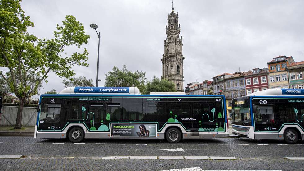Autocarros da STCP na rua dos clérigos