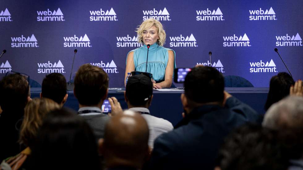 Na conferência de imprensa, Katherine Maher disse que reconhece "a dor e sofrimento que existem em várias comunidades em todo o mundo"