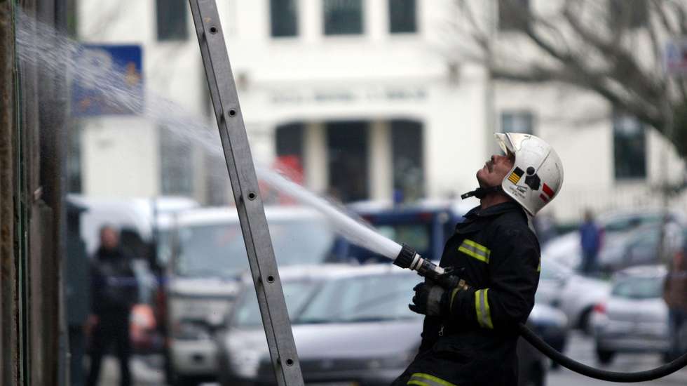 Bombeiros fazem rescaldo do incêndio