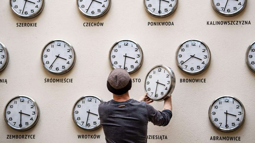 O atual regime de mudança da hora é regulado por uma diretiva de 2000, que prevê que todos os anos os relógios sejam, respetivamente, adiantados e atrasados uma hora no último domingo de março e no último domingo de outubro