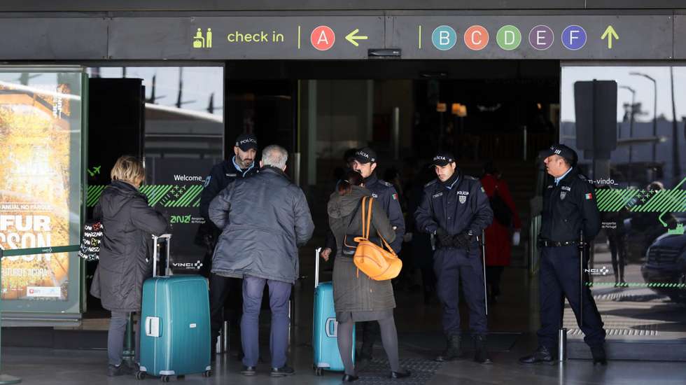 A PSP precisa que vão estar igualmente abertas todas as posições de controlo de passageiros, além de existir "uma forte coordenação operacional com a ANA - Aeroportos e com a AIMA"