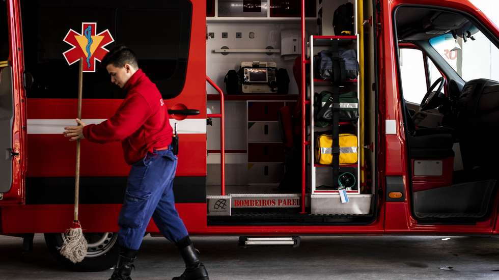 Segundo o presidente da direção da Associação Humanitária dos Bombeiros Voluntários de Pedrógão Grande a mudança dá "melhores condições aos homens e mulheres" que "estavam a viver dentro de tendas cedidas pelo INEM [Instituto Nacional de Emergência Médica] na garagem do quartel"