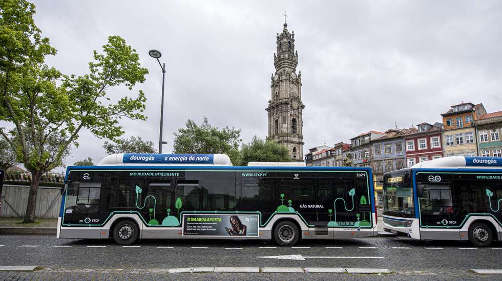 Autocarros da STCP na rua dos clérigos