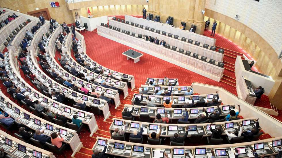 Deputados votam os requerimentos da UNITA e de outros quatro deputados independentes da oposição contra a tomada de posse de Manuel Pereira da Silva (ausente da foto), como novo presidente da Comissão Nacional Eleitoral (CNE), na Assembleia Nacional, em Luanda, Angola, 19 de fevereiro de 2020. As propostas foram chumbadas pelo plenário, com 115 votos contra, 61 a favor e zero abstenções. AMPE ROGÉRIO/LUSA