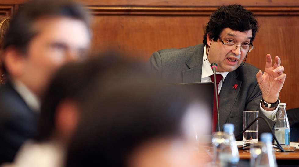 Em entrevista à Rádio Observador, o pneumologista António Diniz, membro do gabinete de crise da Ordem dos Médicos, diz que medidas do estado de emergência "são escassas" mas têm de ser cumpridas, sob pena de uma situação que é grave, se torne muito grave