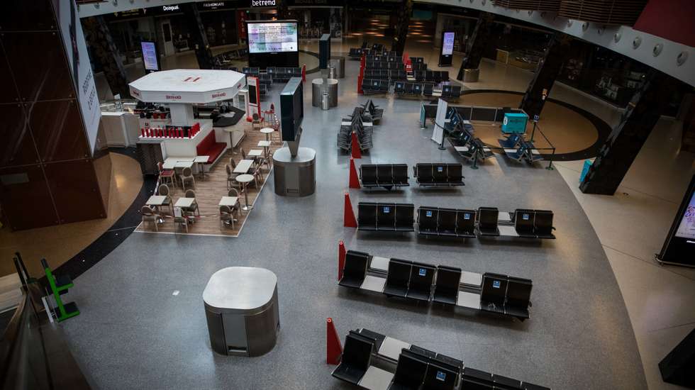 Reportagem no Aeroporto de Lisboa, Aeroporto Humberto Delgado, completamente vazio, encerrado, devido à pandemia do novo coronavírus em Portugal. A decisão de encerrar todos os aeroportos de Portugal foi uma decisão do Governo de António Costa no fim‑de‑semana da Páscoa, com o intuito de diminuir a circulação de pessoas de dentro e fora de Portugal. Toda frota de aviões da TAP estão no chão. Portugal está em estado de emergência devido à pandemia do Covid-19, decretado pelo Presidente da República. O novo coronavírus já matou em Portugal 470 pessoas. Lisboa, 13 de abril de 2020. JOÃO PORFÍRIO/OBSERVADOR