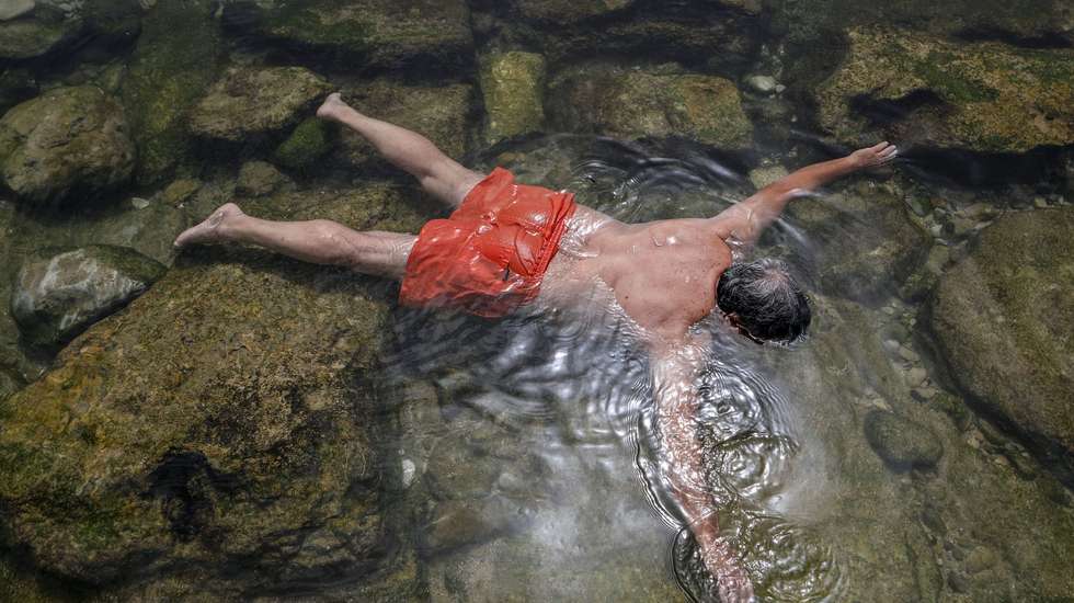 Tal como o impacto do calor não é igual em todo o lado, também não é semelhante para todos, sendo os adultos mais velhos, os bebés, as crianças pequenas e as pessoas com doenças crónicas os mais vulneráveis