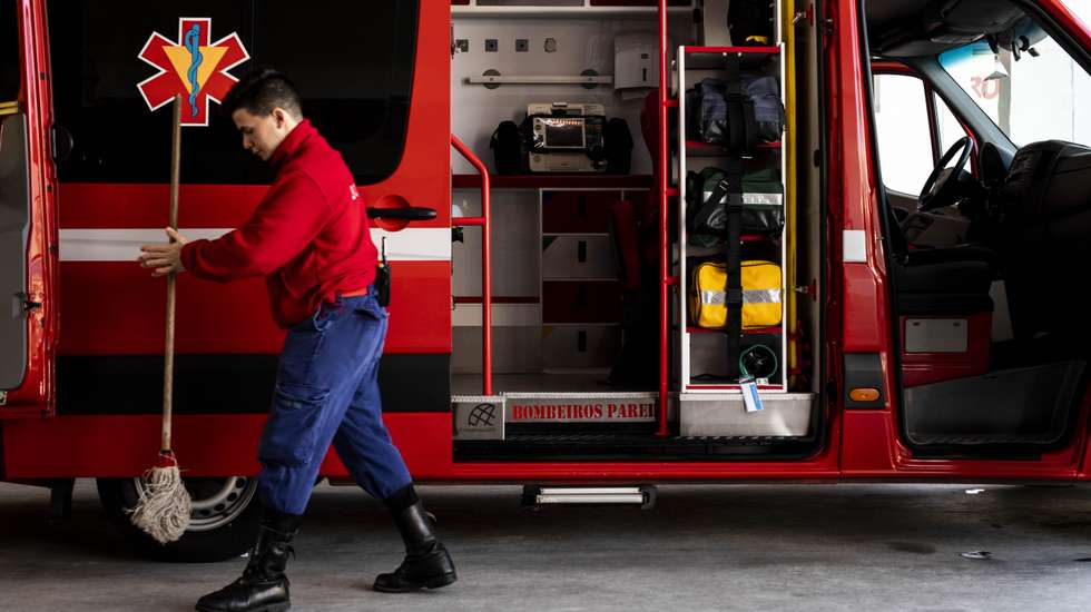 A intervenção dos bombeiros teve início às 13h49 e o corpo foi localizado cerca das 17:00.