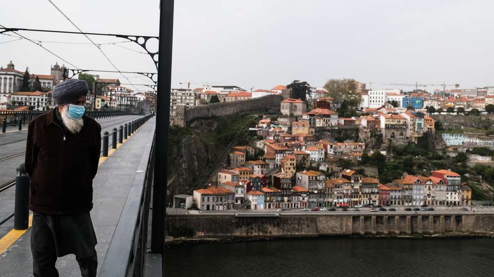 "Os jardins que têm sido destruídos ao longo de toda a cidade, sem ouvir os cidadãos, sem ouvir as pessoas que moram nesses locais"