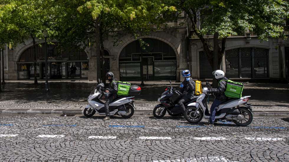 Um responsável recorda que este é um trabalho que só exige que se tenha uma bicicleta e um telemóvel e é feito, maioritariamente, por imigrantes "indocumentados"