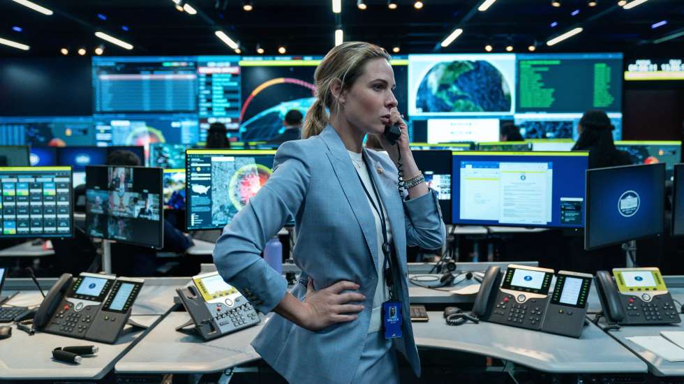 Rebecca Ferguson é Olivia Walker, que na Situation Room da Casa Branca tenta manter a cabeça fria à medida que se apercebe de que tudo falha