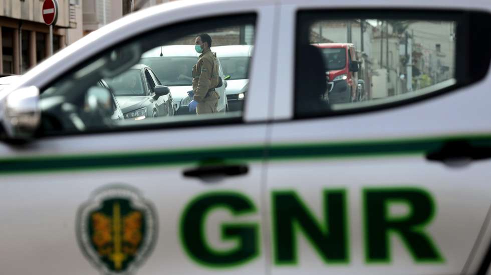 O proprietário do estabelecimento, um homem de 74 anos, foi identificado, tendo ainda sido elaborados cinco autos de contraordenação