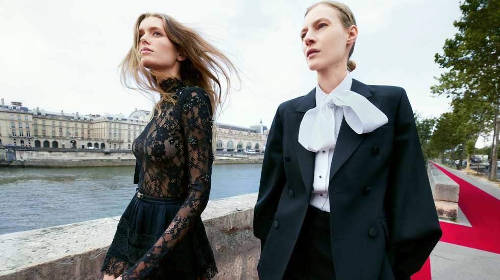 Coleção foi fotografada por Mario Sorrenti sobre uma passadeira vermelha em Paris