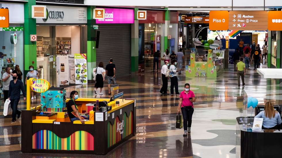 Reabrem todas as lojas e os centros comerciais em todos os concelhos que avançam para a terceira fase